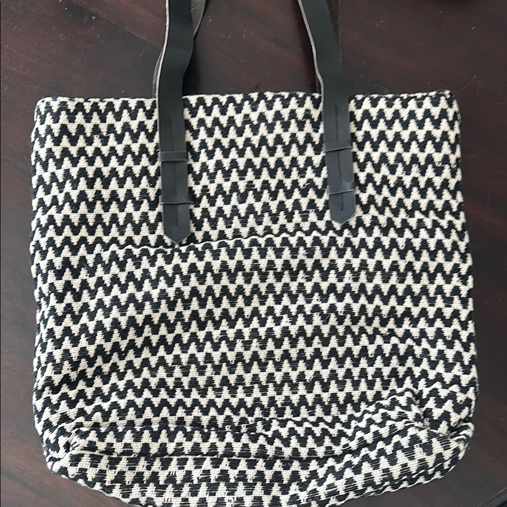 Stylish Black and Gold Women's Tote Bag - Picture 5 of 6